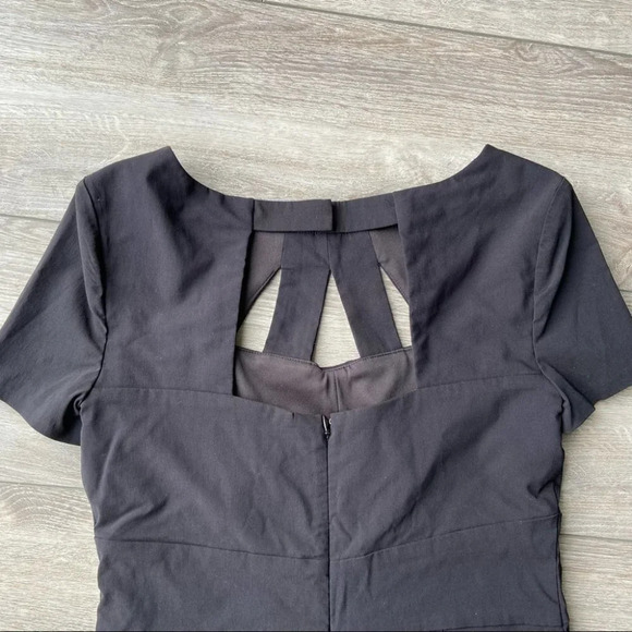 Le Chateau Stretch  Keyhole Neckline Sheath Dress - Picture 9 of 14